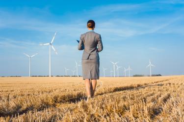 Kvinde ved vindmøller - grøn energi 
